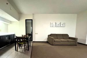 弗洛伍德Travelodge by Wyndham的客厅里有一张沙发和一张桌子。