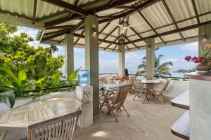 乌纳瓦图纳劳拉之家酒店的坐在庭院桌子上的女人