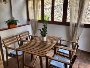 エルミグアにあるCasa Abuelo Pepeの窓付きの部屋(木製テーブル、椅子付)