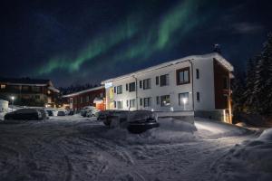 ein Mehrfamilienhaus mit der Aurora am Himmel in der Unterkunft Levillenet Skistar Superior 2 bedroom apartments in Levi