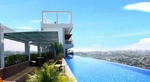 Blick auf ein Gebäude mit Pool in der Unterkunft Horison Ultima Semarang in Jomblang