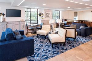 a living room with blue furniture and a flat screen tv at Phoenix Park Hotel in Washington