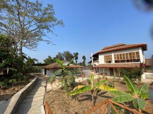 een huis met een tuin ervoor bij Himalchuli Nature Farmstay in Bhagaura +21 foto's