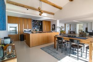une cuisine et un salon avec une table et des chaises dans l'établissement Villa AzaiTu Suites, à Porto-Vecchio