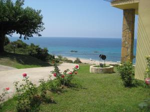 a house with a path leading to the beach at guest house kalamaki beach preveza in Rizá +16 photos