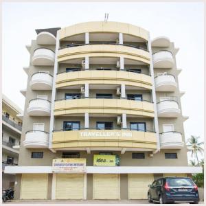 een gebouw met een auto ervoor geparkeerd bij Hotel Golden Heritage in Merces