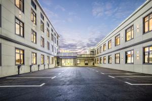 ein leerer Parkplatz in der Mitte eines Gebäudes in der Unterkunft Ruidenghao Hotel 24 hour free airport shuttle service from Shanghai Airport in Shanghai