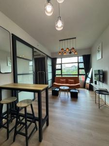 Et opholdsområde på Jesselton Quay by SNUG SPACE + 14 billeder