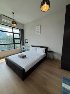 En eller flere senge i et værelse på Jesselton Quay by SNUG SPACE