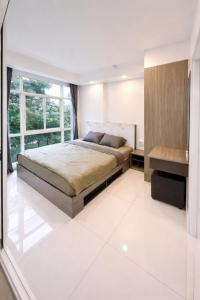 una camera da letto con un letto e una grande finestra di warm house chiang mai a Chiang Mai