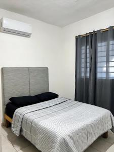 Tempat tidur dalam kamar di Casa las flores