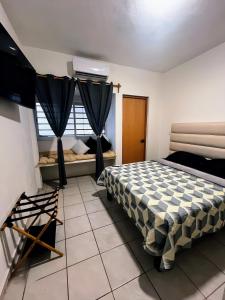 Tempat tidur dalam kamar di Casa las flores +22 foto