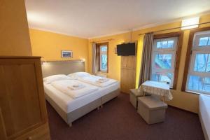 een hotelkamer met een groot bed en een raam bij Pension Centrum in Špindlerův Mlýn