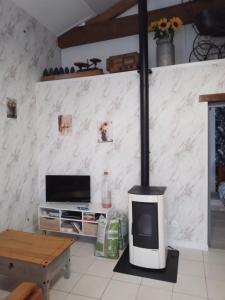 TV a/nebo společenská místnost v ubytování Le pti Robin