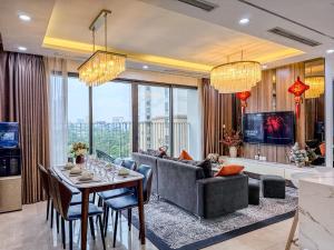 a living room with a table and a couch at QMP - Vinhomes D'Capitale Tran Duy Hung in Hanoi