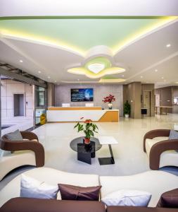 eine Lobby eines Hotels mit Sofas und einem Tisch in der Unterkunft Ruidenghao Hotel 24 hour free airport shuttle service from Shanghai Airport in Shanghai