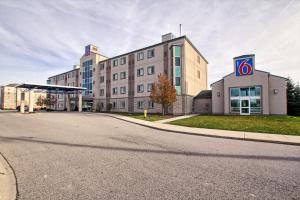 un edificio con una señal a un lado de la carretera en Motel 6-London, ON - Ontario, en London