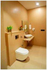 Phòng tắm tại Hotel Mindass Grand Near Sri Krishna Janambhoomoi - Restaurant & Parking &Fully Air conditioning Luxuary Room - Top Rated Hotel In Mathura