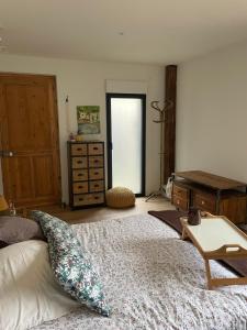 une chambre avec un lit et une commode dans l'établissement Chambre privative, à Auch
