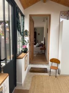 un couloir avec une porte menant à une chambre dans l'établissement Chambre privative, à Auch