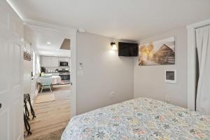 een slaapkamer met een bed en een keuken bij Quail Run Loft in Caldwell +13 foto's