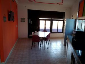een keuken met een tafel en stoelen in een kamer bij Sakinu Appartement in Mahajanga