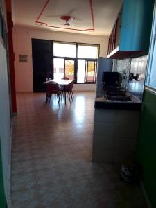 een kamer met een keuken met een tafel en stoelen bij Sakinu Appartement in Mahajanga +2 foto's