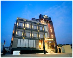 Tòa nhà nơi khách sạn tọa lạc