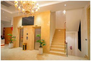 TV/trung tâm giải trí tại Hotel Mindass Grand Near Sri Krishna Janambhoomoi - Restaurant & Parking &Fully Air conditioning Luxuary Room - Top Rated Hotel In Mathura