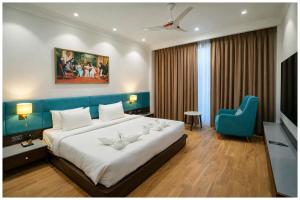 Giường trong phòng chung tại Hotel Mindass Grand Near Sri Krishna Janambhoomoi - Restaurant & Parking &Fully Air conditioning Luxuary Room - Top Rated Hotel In Mathura +16 ảnh