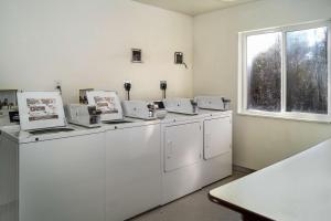 A kitchen or kitchenette at Motel 6-Peterborough, ON