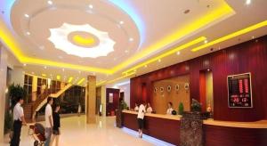 eine Lobby eines Hotels mit Leuten in der Lobby in der Unterkunft Wanxiang Hotel in Maluan