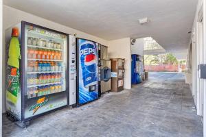 una máquina expendedora llena de bebidas en un edificio en Motel 6-Santa Rosa, CA - South, en Santa Rosa