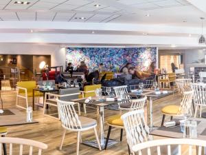 En restaurant eller et andet spisested på Novotel Paris Rueil Malmaison + 197 billeder