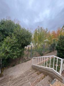 een witte bank langs een pad in een park bij espace familiale in Azrou