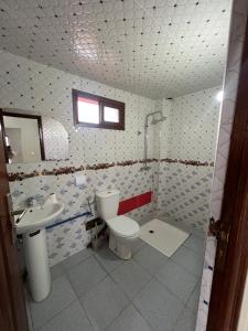 een badkamer met toilet en wastafel bij espace familiale in Azrou