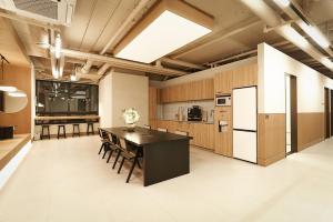 Køkken eller tekøkken på Monrêve Cabins Seoul Gangnam 몽헤브캐빈즈 서울 강남