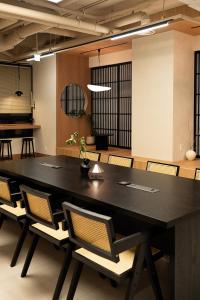 a conference room with a large black table and chairs at Monrêve Cabins 몽헤브캐빈즈 in Seoul