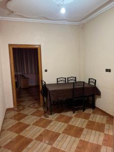 een eetkamer met een tafel en stoelen in een kamer bij espace familiale in Azrou +2 foto's