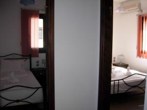 プラタニアスにあるAuroraのベッドと鏡付きのベッドルームの反射