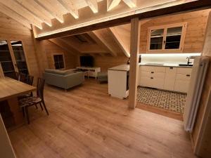 een zolderkamer met een keuken en een woonkamer bij Staubbachbänkli in Wengen