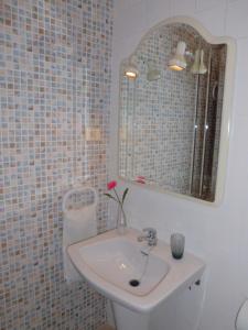 W łazience znajduje się umywalka i lustro. w obiekcie Apartamento Gran Vía Cehegín w mieście Cehegín