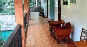 een rij stoelen op een balkon bij Saikaew Villa in Ko Samed