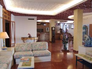 a living room with a couch and a table at Hotel Vello d'Oro in Taormina