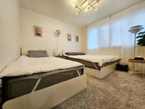 Postel nebo postele na pokoji v ubytování 신규 가산디지털단지역1호선 7호선 2분 공항리무진 홍대 성수 명동 종로30분 고척돔 + 75 fotografií