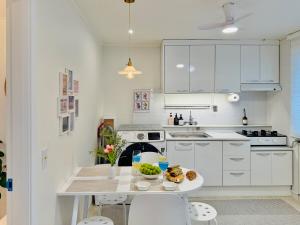 Kuchyň nebo kuchyňský kout v ubytování 신규 가산디지털단지역1호선 7호선 2분 공항리무진 홍대 성수 명동 종로30분 고척돔