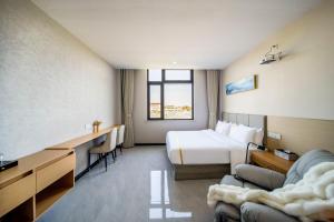 ein Hotelzimmer mit Bett und Schreibtisch in der Unterkunft Ruidenghao Hotel 24 hour free airport shuttle service from Shanghai Airport in Shanghai + 64 Fotos