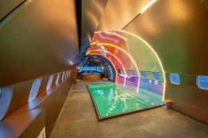 une piscine dans un tunnel avec un toboggan aquatique dans l'établissement Lost In Clouds, à Yenokavan