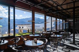 un restaurant avec des tables et des chaises devant un avion dans l'établissement Lost In Clouds, à Yenokavan