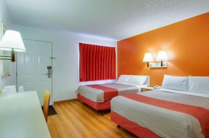 Postel nebo postele na pokoji v ubytování Motel 6-Tacoma, WA - Fife